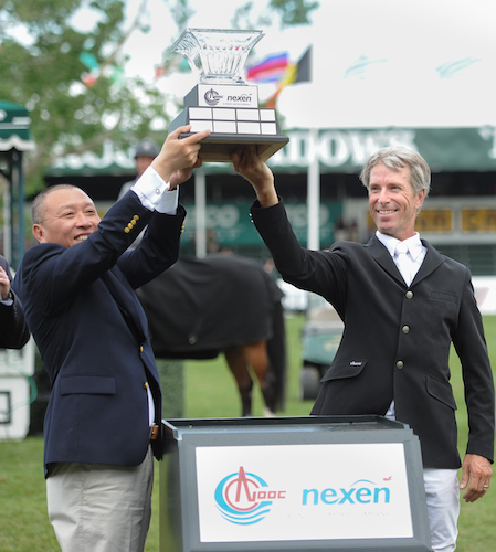Richard Spooner lifts the Nexen Cup with Mr. Fang Zhi, CEO, Nexen ULC
